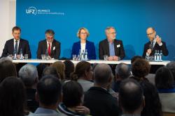 <p>Podiumsdiskussion „Umwelt- und Klimaschutz als Motor wirtschaftlicher und gesellschaftlicher Entwicklung“ mit (v.l.n.r.) MP Michael Kretschmer (Sachsen), Staatssekretär Dr. Steffen Eichner (S.-Anhalt), Prof. Katrin Böhning-Gaese (UFZ), Helmholtz-Präsident Dr. Martin Keller, Clemens Schülke (Wirtschaftsbürgermeister Leipzig)&nbsp;</p> Foto: Klaus-Dieter Sonntag / UFZ